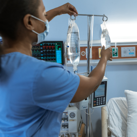 Nurse-Infusion-Bag